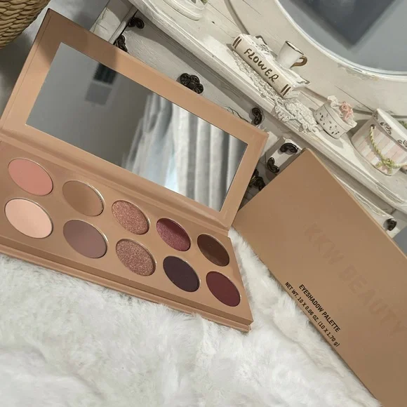 Classic Eyeshadow Palette- KKW Beauty
Kim Kardashian 🤎 - Picture 2 of 7